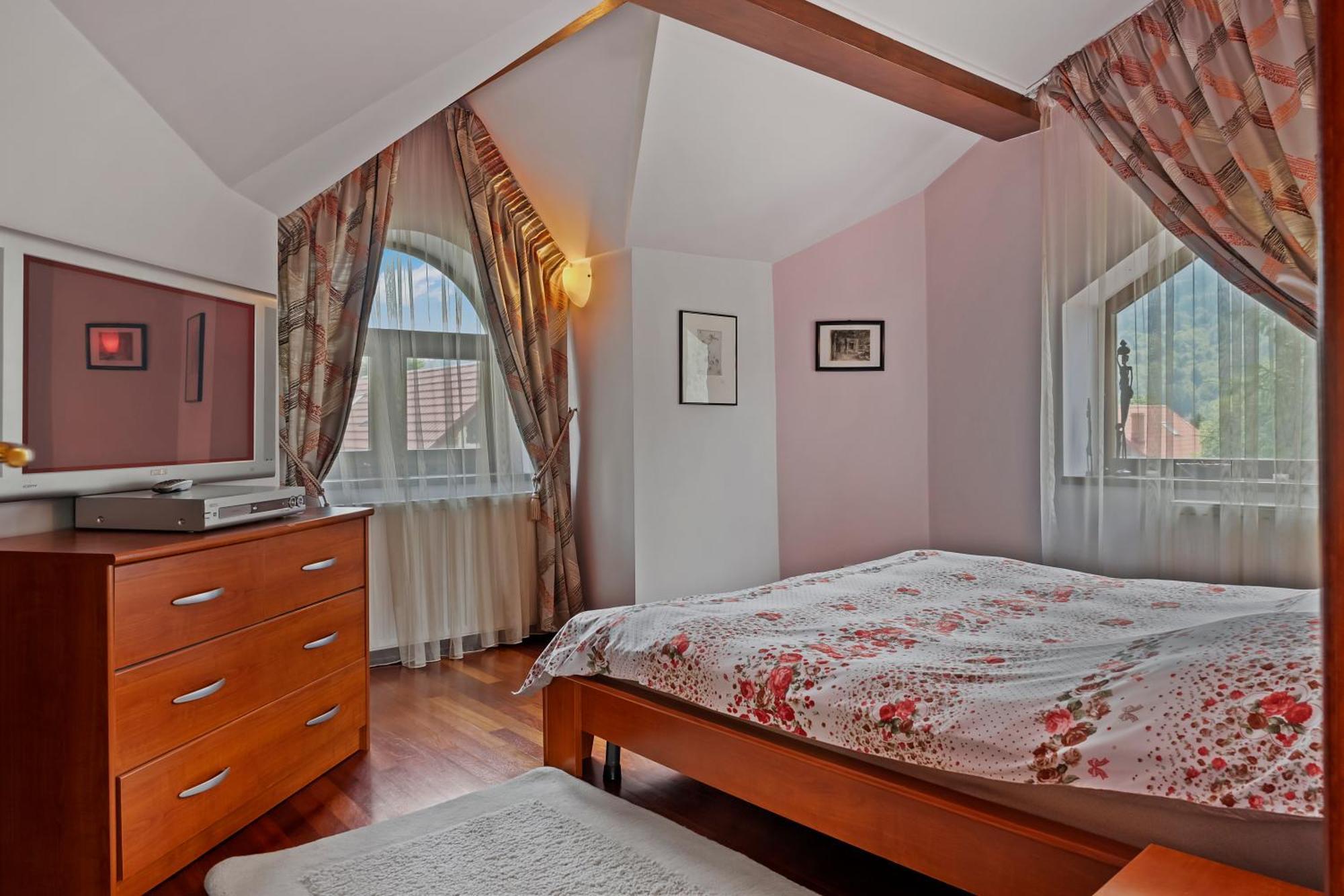 Wine Cellar Villa With Beautiful Garden In Sinaia - Busteni Пояна-Цапулуй Экстерьер фото